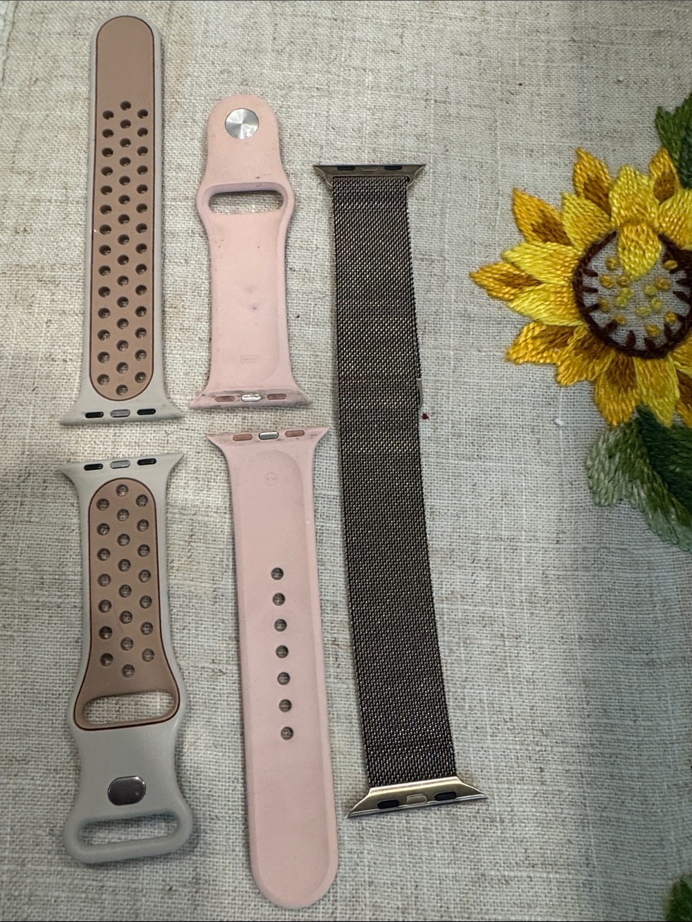 Bundle of 4 Apple Watch 44MM s/m bands - Picture 7 of 8